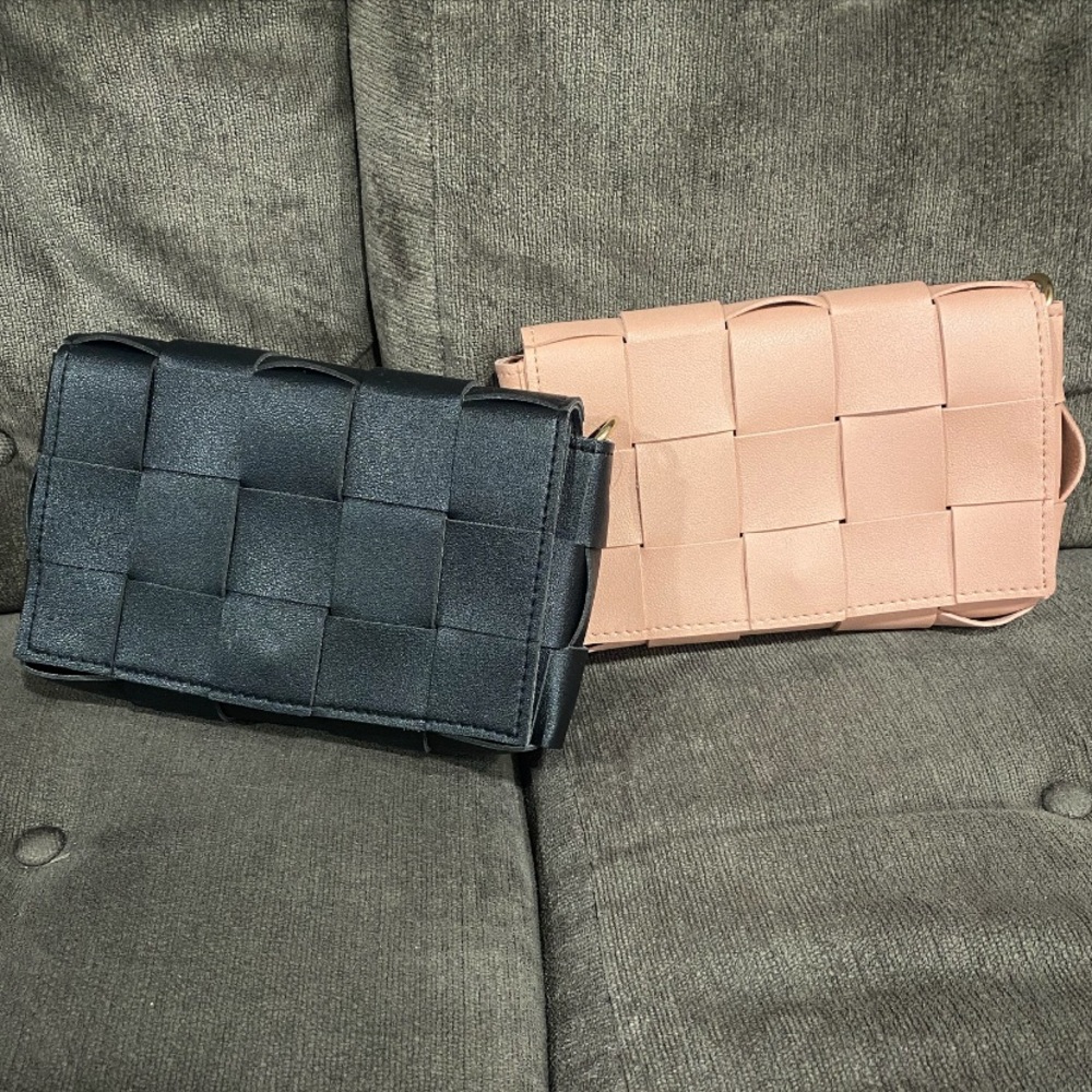 Weave clutch with detachable straps. Comes in 2 colors